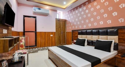 Hotel Aadhya & Restaurant Room Type - Deluxe Room