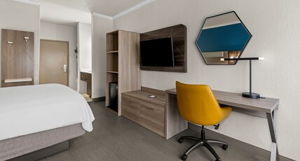 Holiday Inn Express Saint Simons Island Room Type - 1 King Standard Communications Mobility Accessible Tub