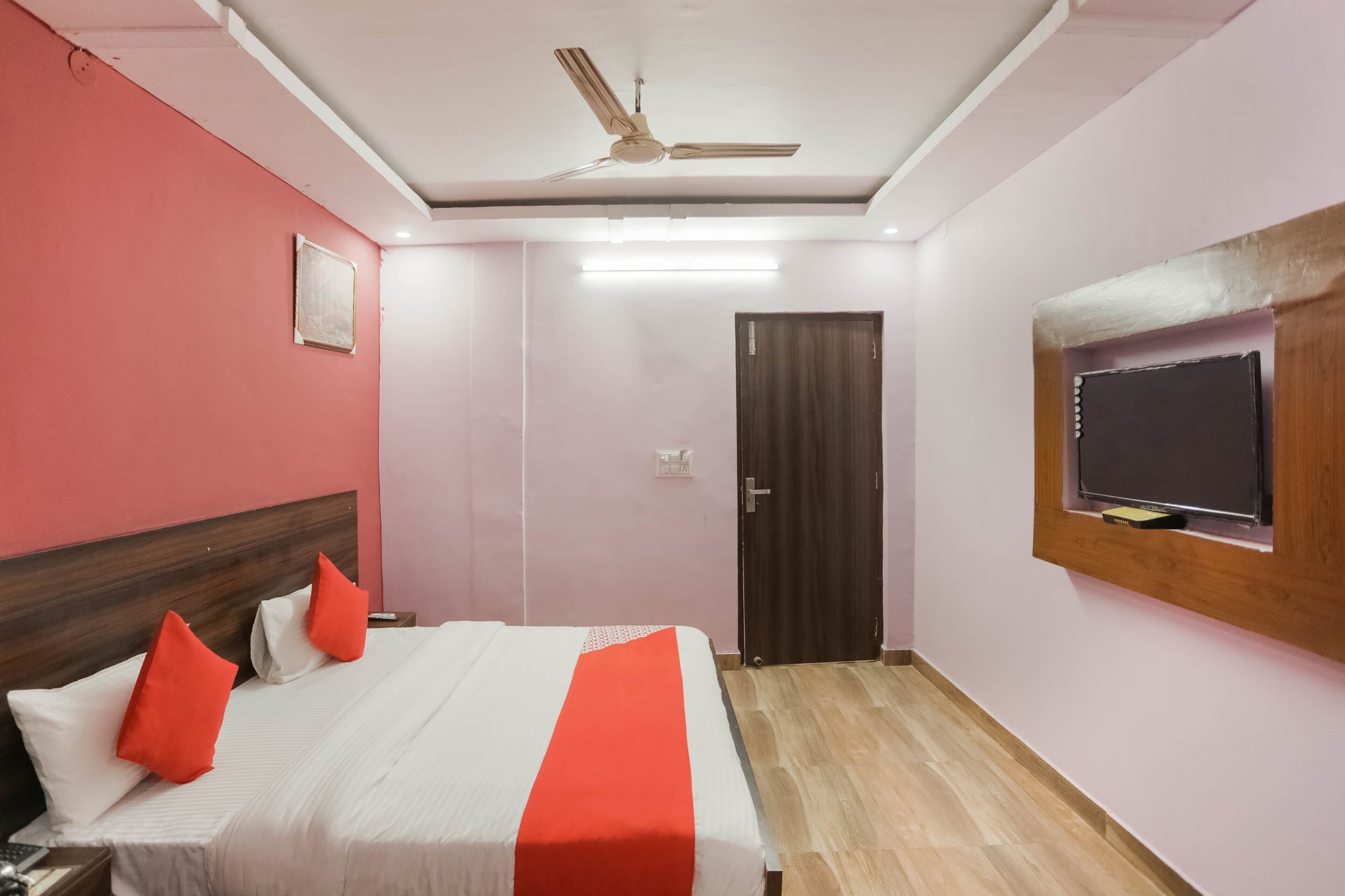 Hotel O Red Velvet Rooms & Banquet - Tap to explore photos