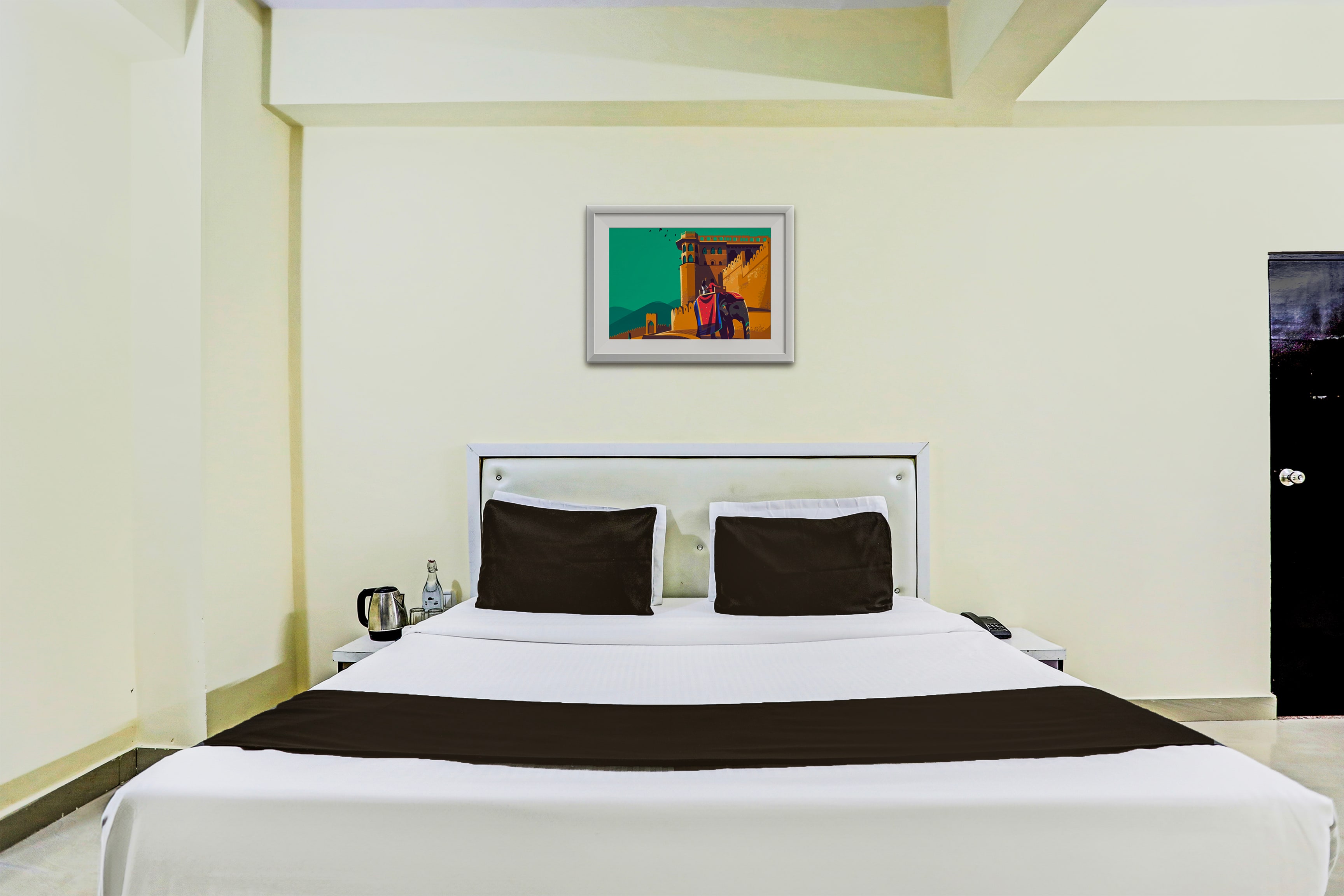 Super Hotel O Hyderabad Gate IIT BHU - Tap to explore photos