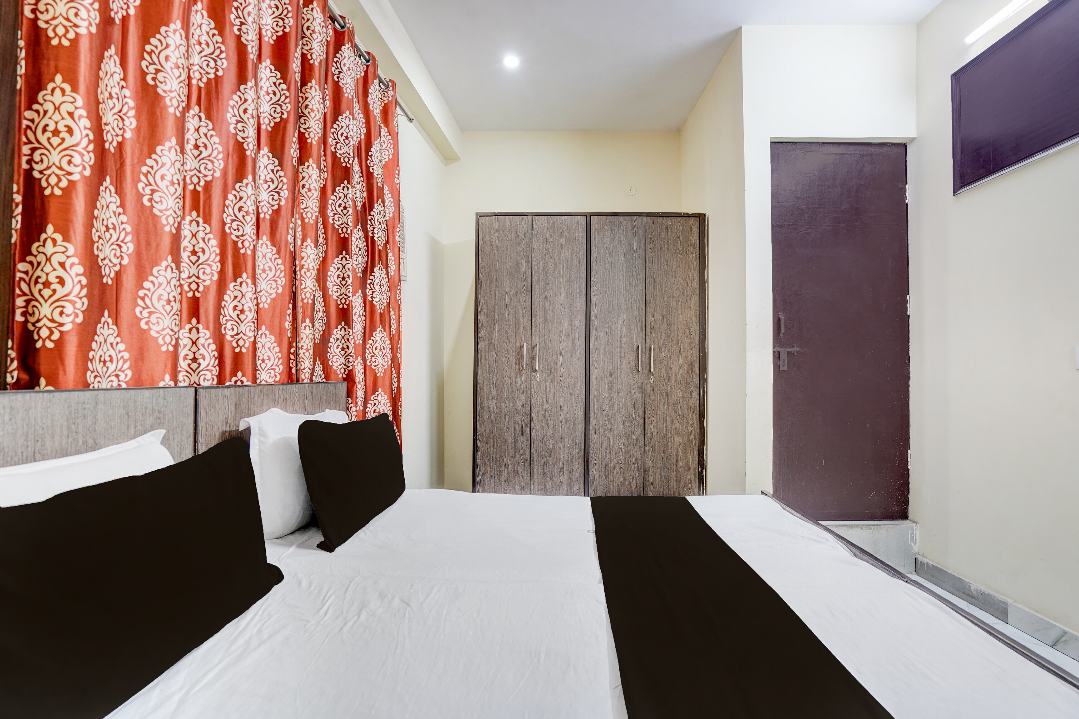 Hotel O by OYO AK CONTINENTAL - Tap to explore photos