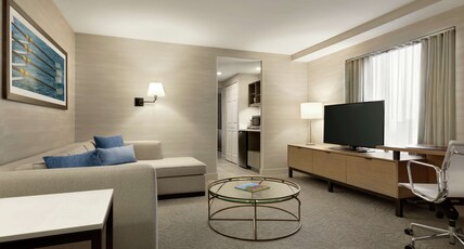 DoubleTree Suites by Hilton Hotel Boston - Cambridge Room Type - EXPANDED CORNER KING SUITE