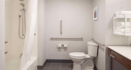 Hampton Inn Ogallala Room Type - 2QN ACCESSIBLE TUB