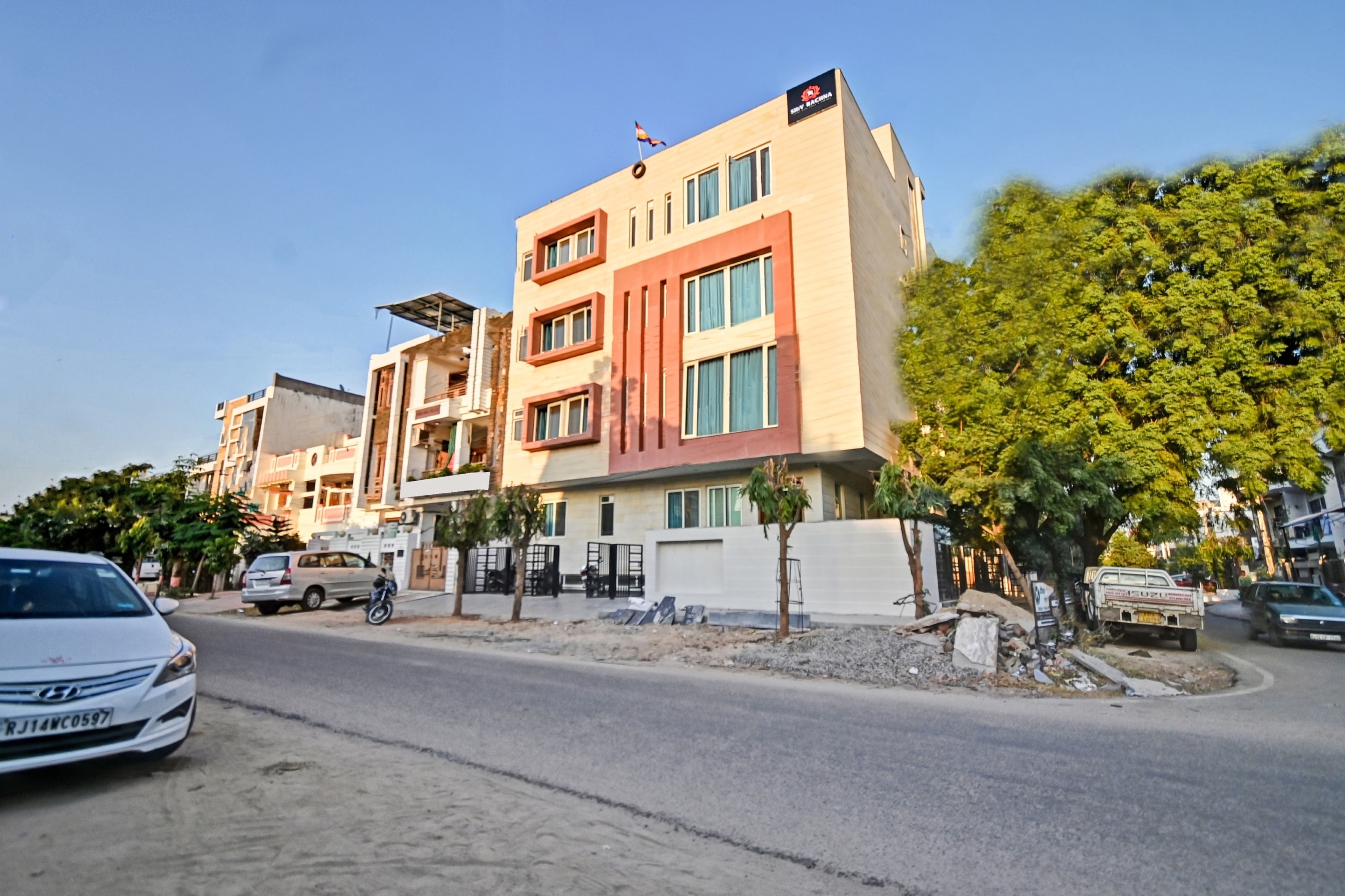 Hotel O Shiv Rachna - Tap to explore photos