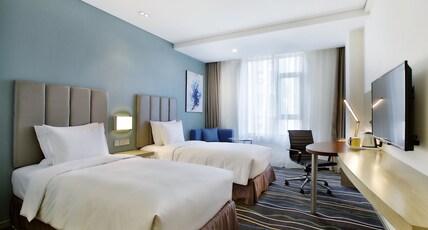 Holiday Inn Express Langfang Park View Room Type - 1 Queen 1 Single Suite Addl Living Area