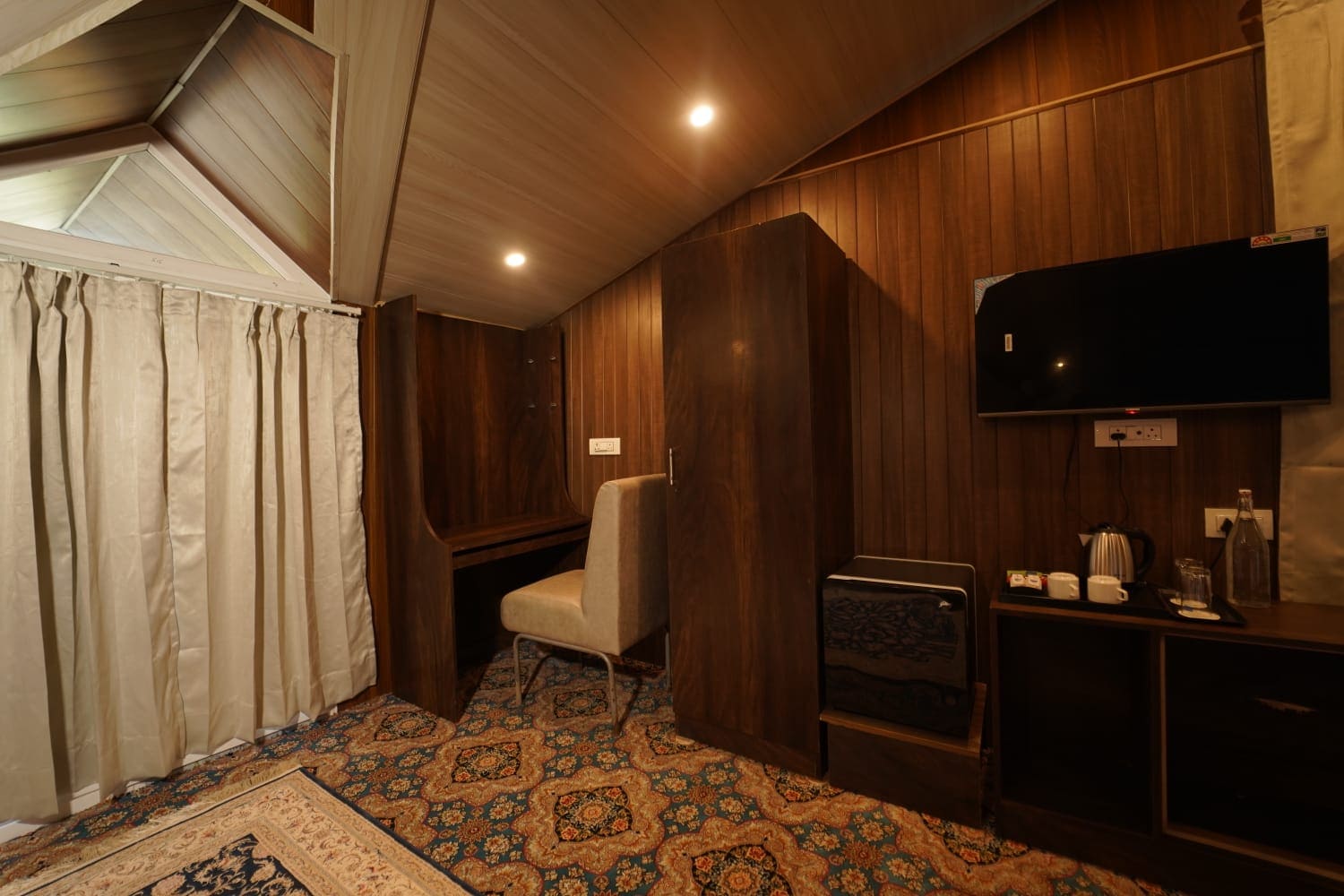 hotel GULMARG HILLS - Tap to explore photos
