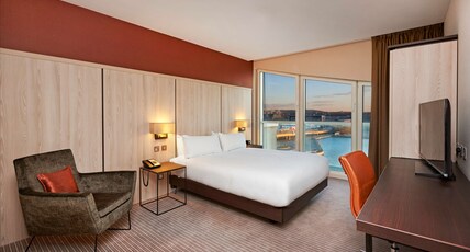 DoubleTree by Hilton Hotel London ExCel Room Type - QUEEN DELUXE ROOM W  VIEW