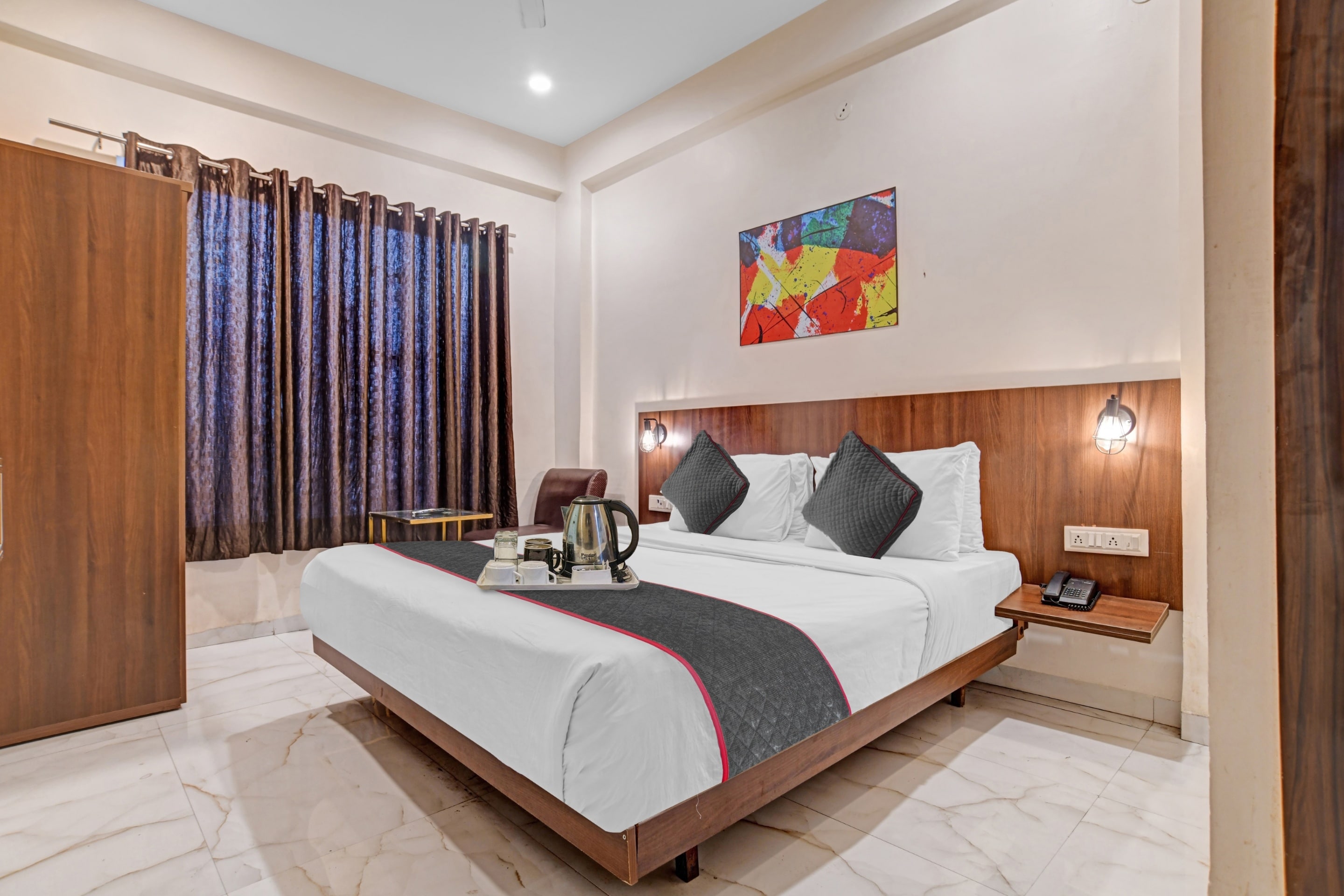 Super Townhouse Hotel O Benchmark - Tap to explore photos
