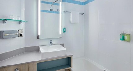 Leonardo Hotel London Croydon Room Type - Standard Room with Double and Single Leonardo Hotel London Croydon Room Type - Standard Room with Double and Single