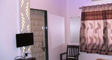 HOTEL YUVRAJ Room Type - Deluxe Room AC