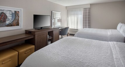 Hampton Inn Boston - Logan Airport Room Type - 2 QNS W DRINKS-SNACKS NS
