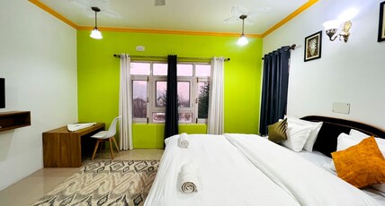 Whostels Srinagar Room Type - Deluxe Room with Lakeview