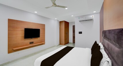 Super Collection O Sector 18 Metro station Room Type - Premium