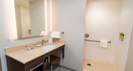 Staybridge Suites WASHINGTON DC EAST - LARGO Room Type - 1 King 1 Bdrm Ste Comm Access Roll Shwr
