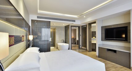JW Marriott Mumbai Sahar Room Type - Executive Suite, Executive Lounge Access, 1 Bedroom Suite with Bathtub, Two-way Airport Transfer