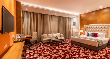 Divine Clarks Inn Suites Room Type - Suite Room with Bathtub and King Bed