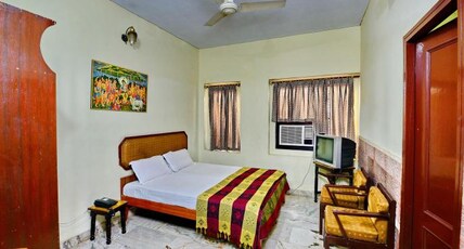 Gaurav Boarding House Room Type - Deluxe AC Room