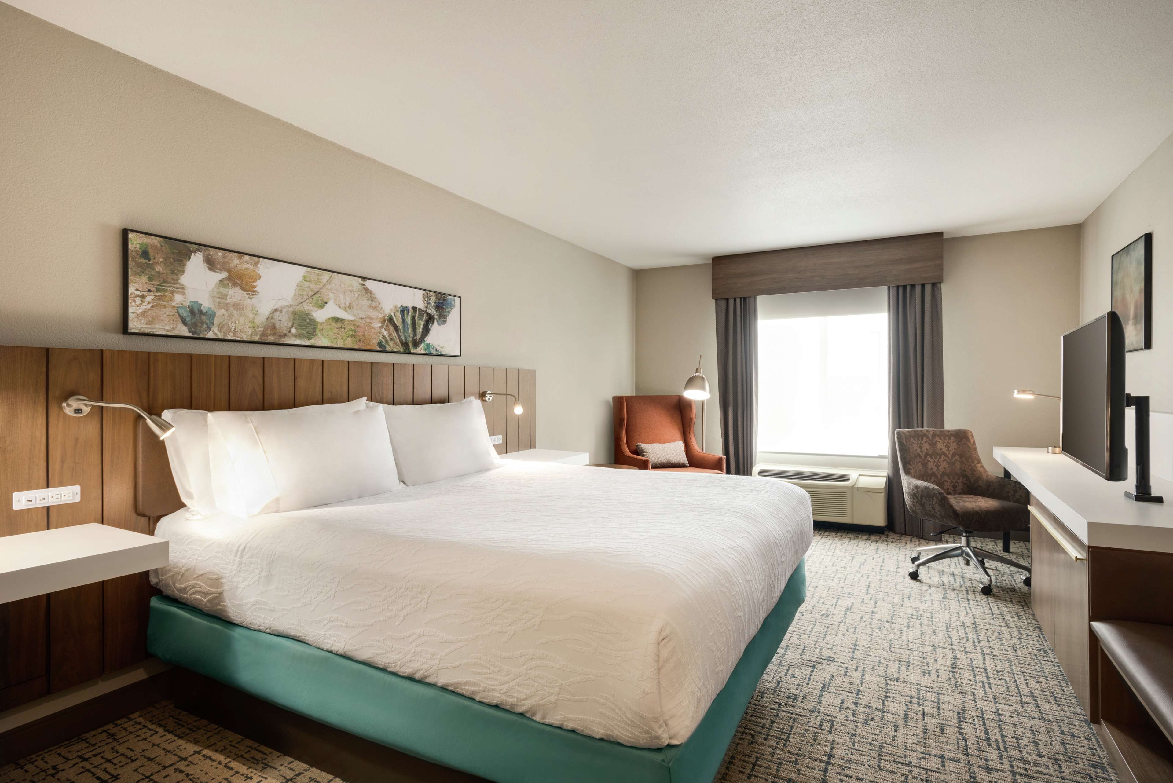 Hilton Garden Inn Dubuque Downtown - Tap to explore photos