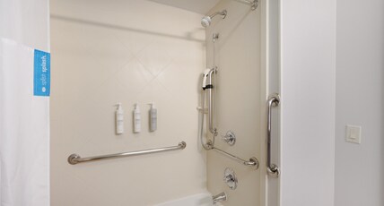 Hampton Inn & Suites Tulsa/Tulsa Hills Room Type - 1KNG MOB HEAR ACC W TUB NS