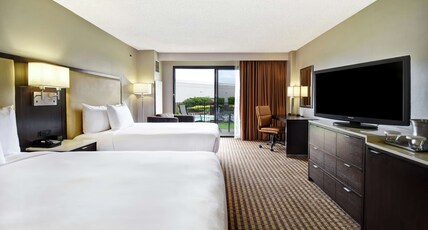 DoubleTree by Hilton Pleasanton at The Club Room Type - 2 QUEEN PATIO WITH GARDEN