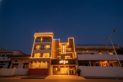 FabHotel Hari Kunj - 900m from Kashi Vishwanath Temple