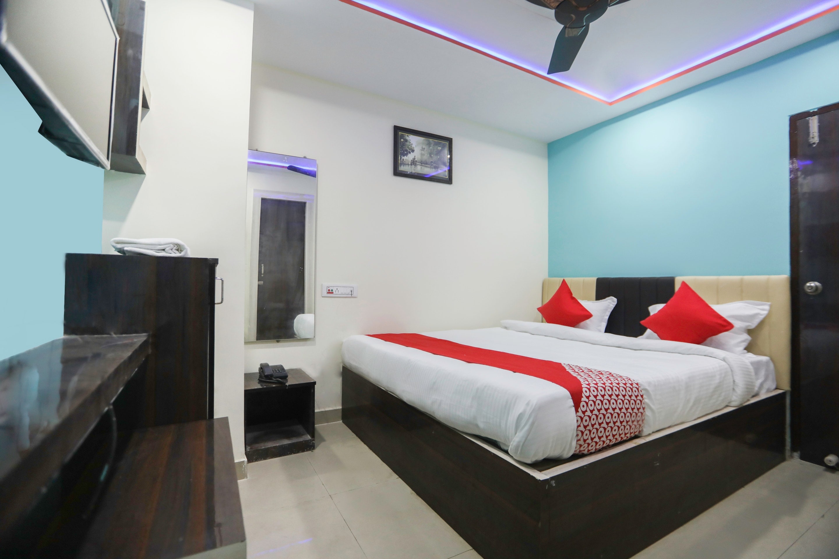 Hotel O Red Velvet Siddhi Vinayak - Tap to explore photos