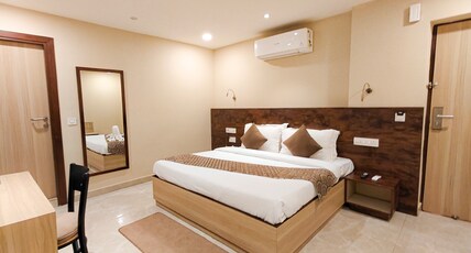 Iris Suites Kalkaji Room Type - Superior Room with Mini Fridge and Smart TV