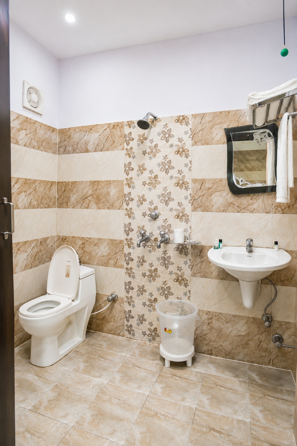 HOTEL MAHAVEER INTERNATIONAL KASHI - Tap to explore photos