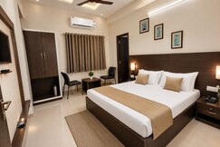 Hotel Kunal & Restaurant (Since 1983)