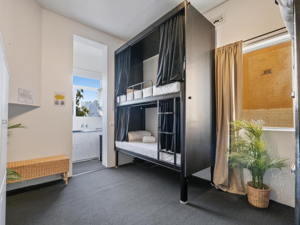 Azzurro Pod Hotel - Potts Point - Tap to explore photos