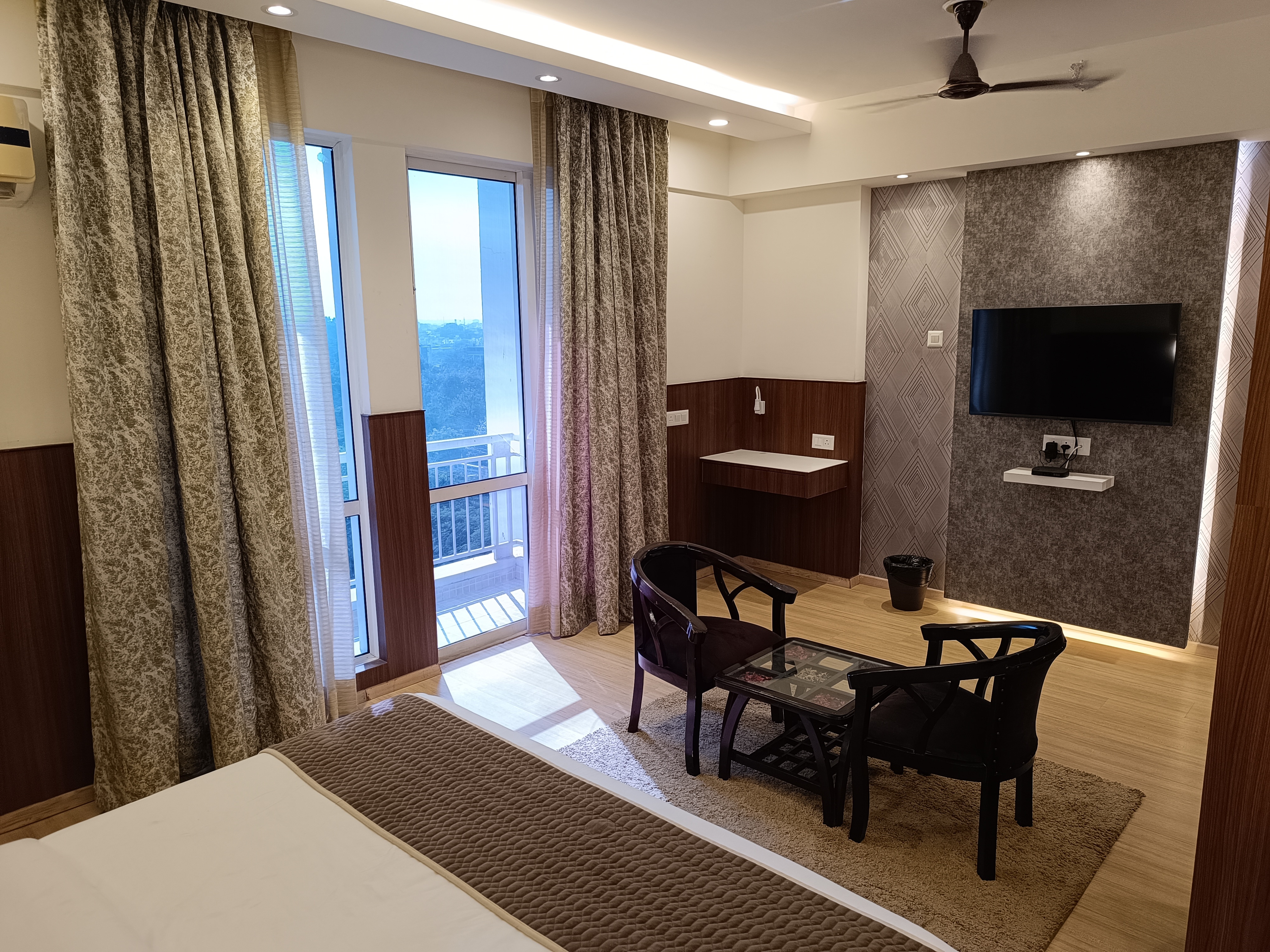 Rooms In 999 | DLF MyPad - Tap to explore photos