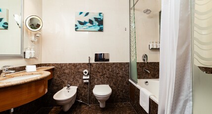 Holiday Inn Suites Kuwait Salmiya Room Type - 1 Bedroom Suite 1 Queen Lounge Access