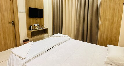 Hotel Shreegopal Room Type - Deluxe Queen AC Rooms