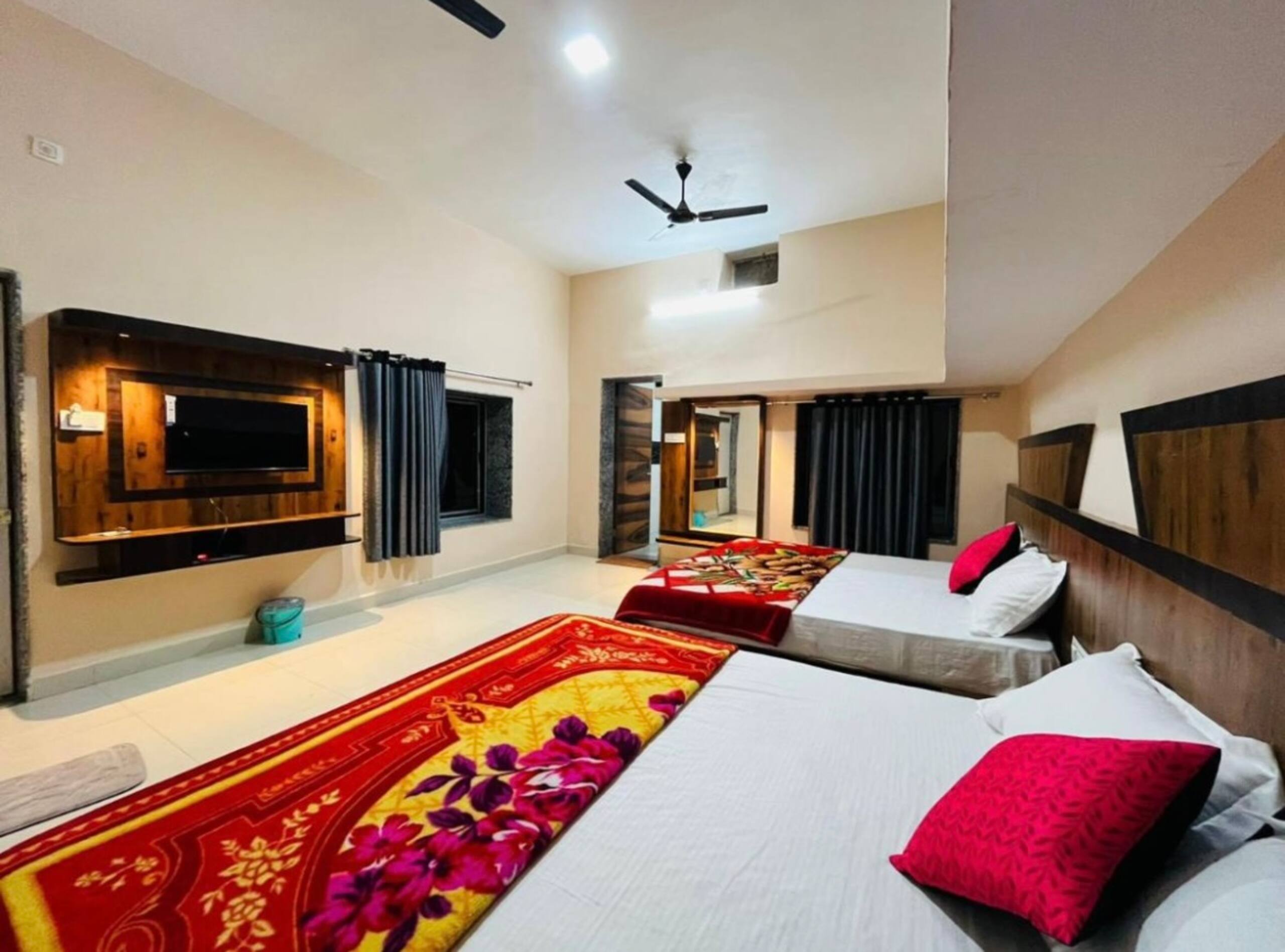 4 Bedroom Villa Abu - Tap to explore photos