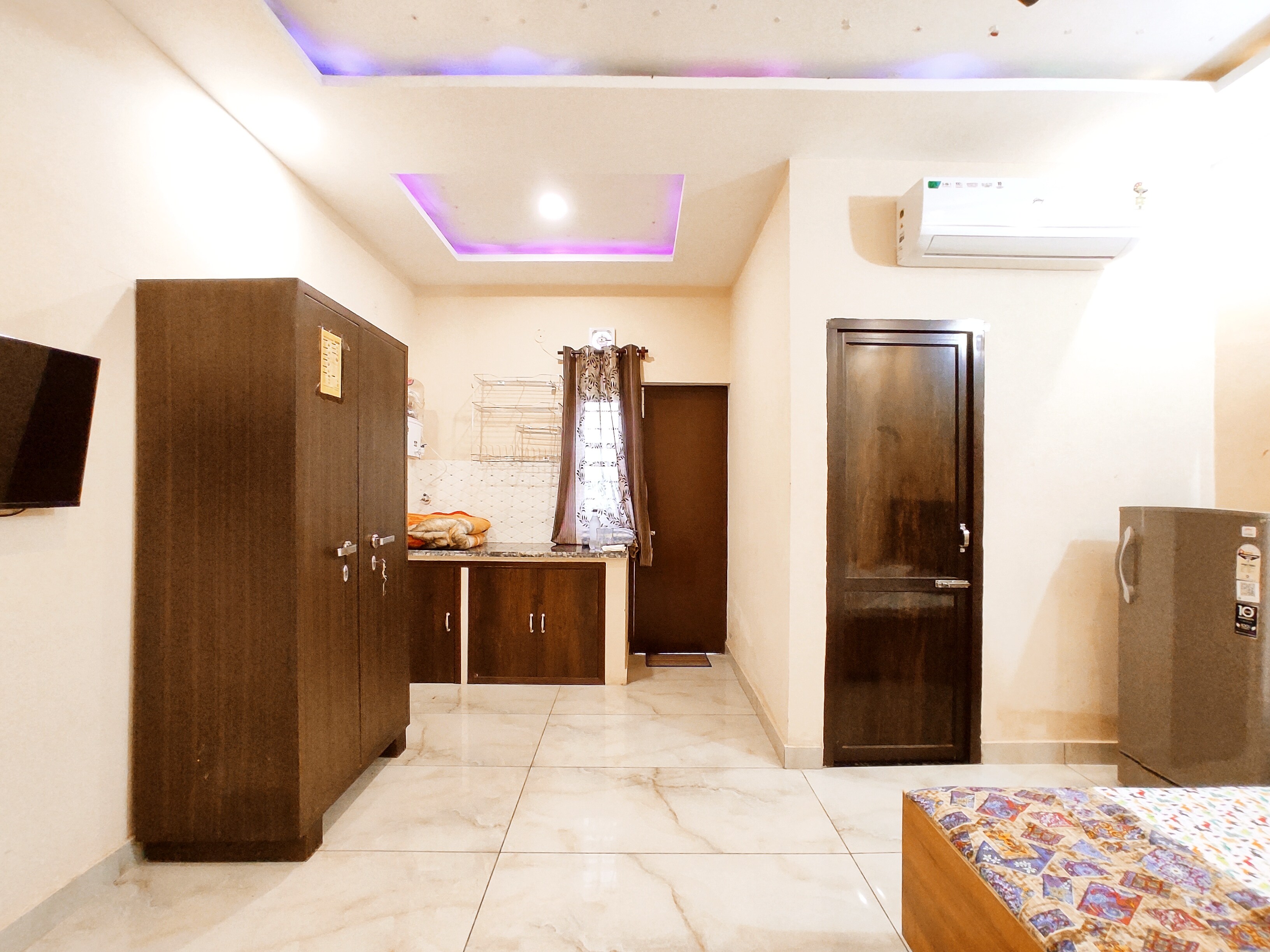 DK Apartment & Homestay - Tap to explore photos
