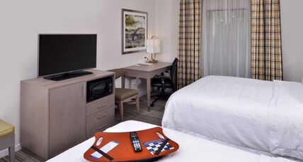 Hampton Inn & Suites by Hilton Shelby Room Type - 2 QNS MICROWV FRIDGE NS