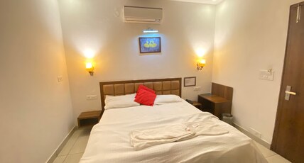 hotel kings retreat Room Type - Deluxe Room