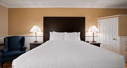 Best Western Smiths Falls Hotel Room Type - 1 Queen Bed, Non-Smoking, Deluxe Room, Whirlpool, Wireless High-Speed Internet, Continental Breakfas Best Western Smiths Falls Hotel Room Type - 1 Queen Bed, Non-Smoking, Deluxe Room, Whirlpool, Wireless High-Speed Internet, Continental Breakfas