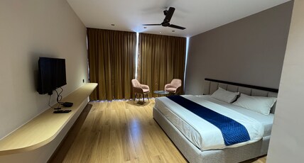 HOTEL THE LUXURY INN Room Type - LUXURY KING BED ROOM WITH CITY VIEW
