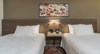 Hilton Garden Inn Syracuse Room Type - 2 QUEENS W DRINKS-SNACKS