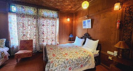 Houseboat Sheikh Palace Room Type - Deluxe room.
