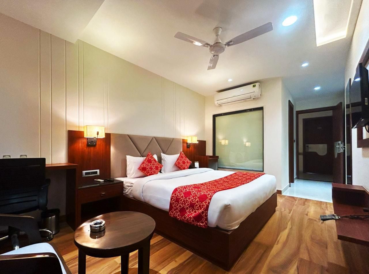 Hotel the Crystal Park - 500m from ISBT Bus Stand - Tap to explore photos