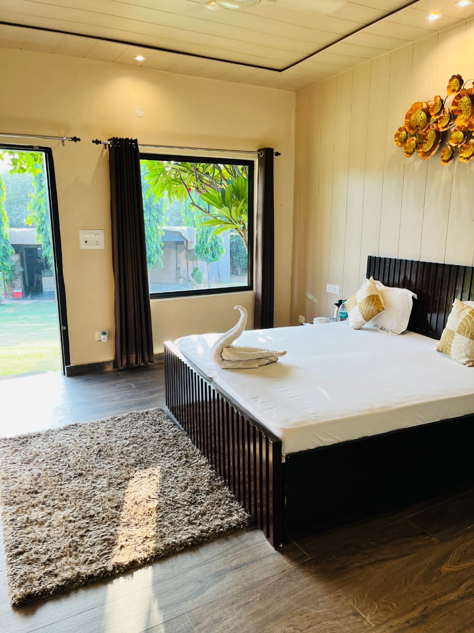 Gaur Farm 9bhk - Tap to explore photos