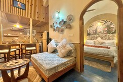 Natural and earty 1 Bedroom serviced apartmnet with pool in Siolim