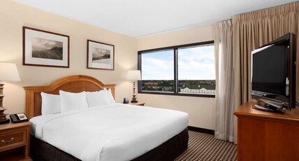 Hilton Chicago/Oak Brook Suites Room Type - 1 KING BED 1 BEDROOM SUITE