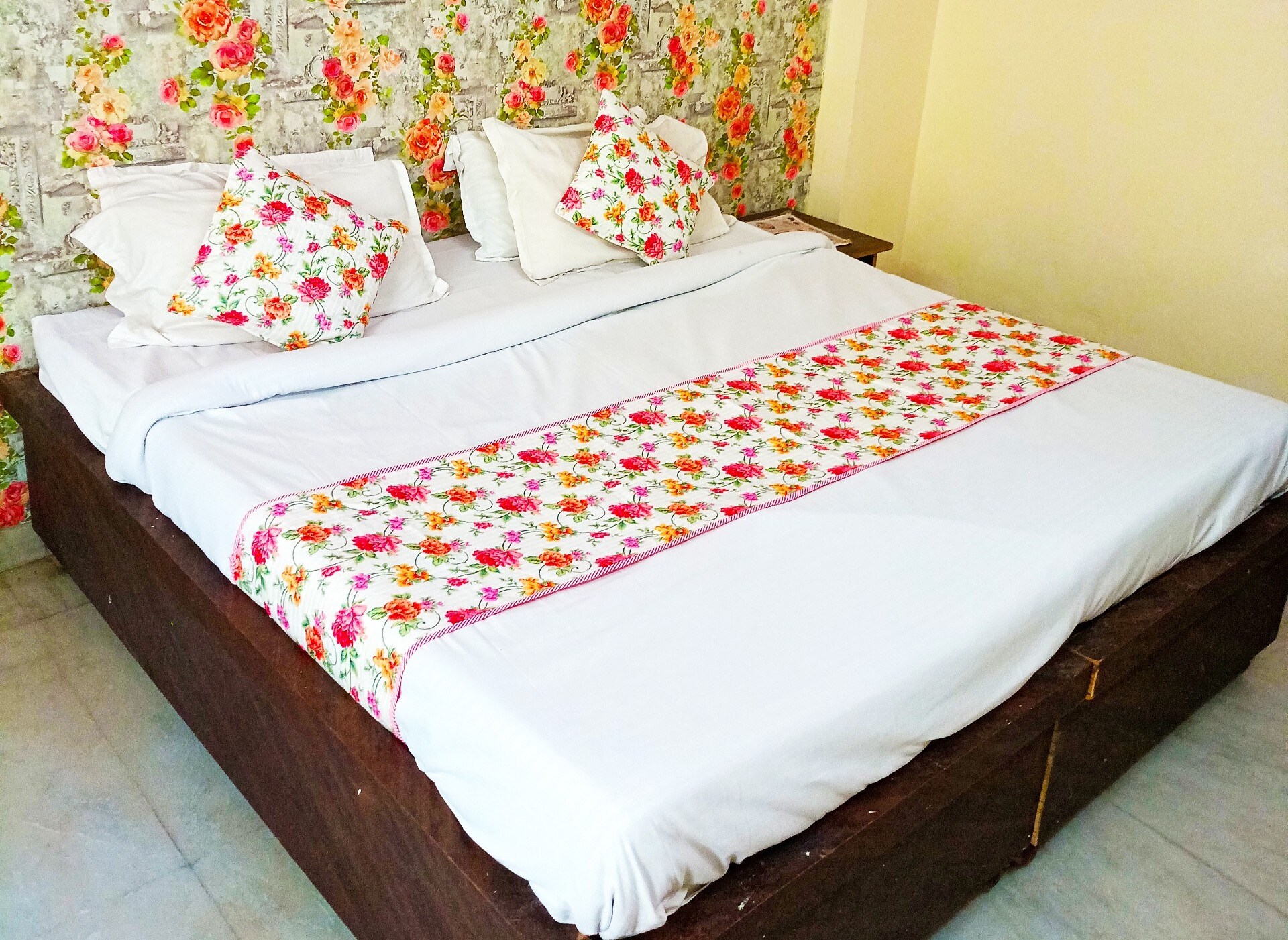 Elite Suites by Amisha Palace | Near Station - Tap to explore photos