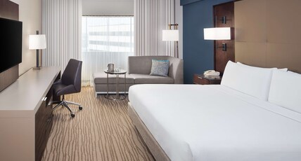 DoubleTree by Hilton Hotel Newark Airport Room Type - 1 KING BED SUITE CONNECTOR