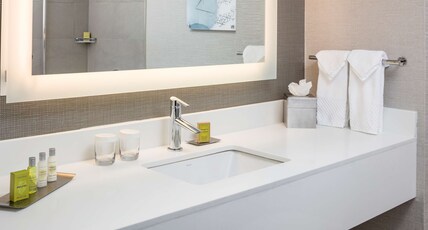 DoubleTree by Hilton Boston Logan Airport Chelsea Room Type - 2 QUEEN BEDS
