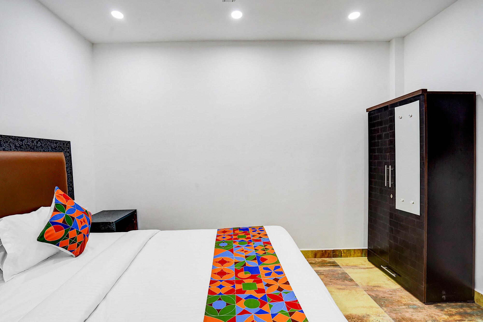 FabHotel Casa Royal - Greater Kailash - Tap to explore photos