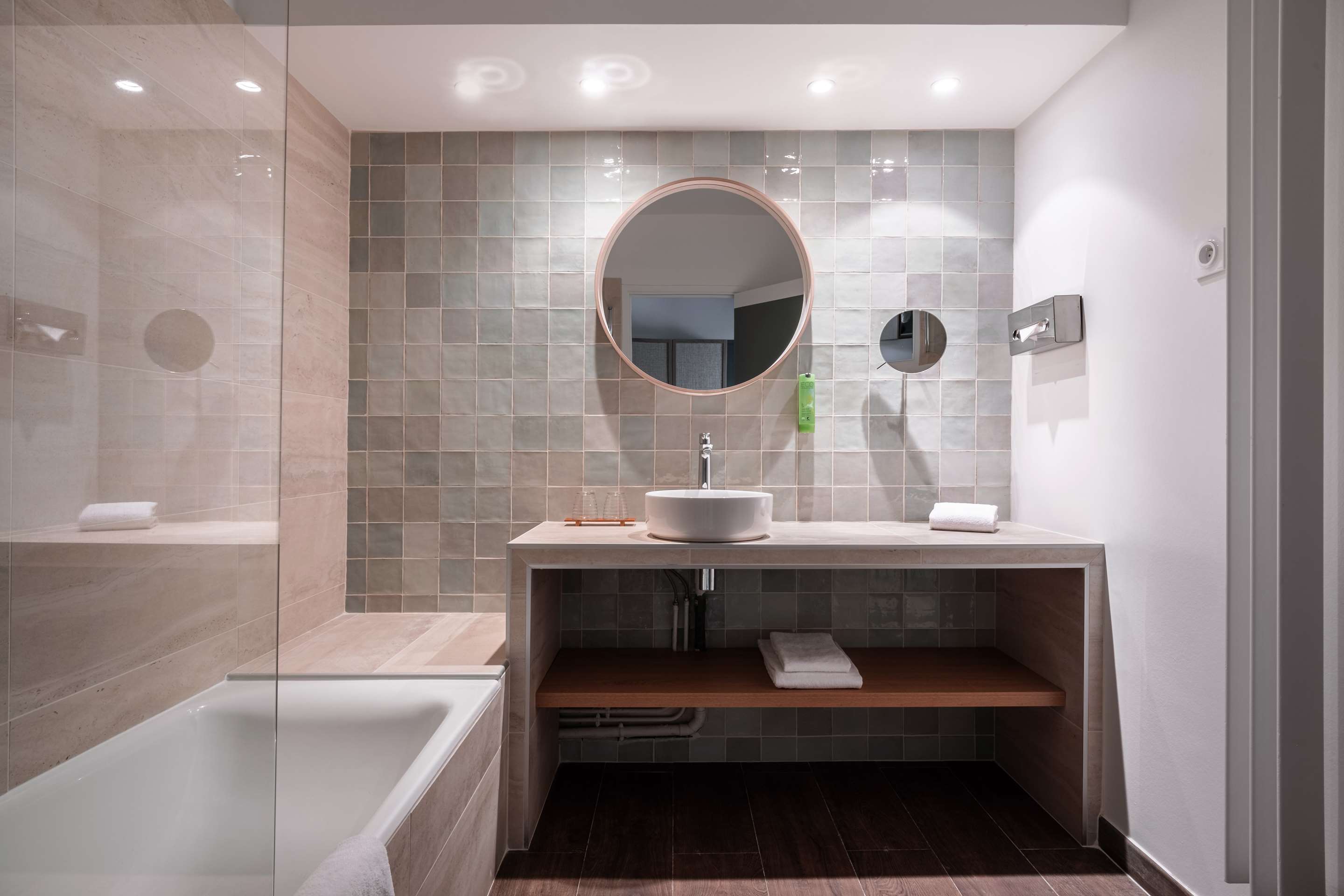 BEST WESTERN PLUS L'OREE PARIS SUD - Tap to explore photos